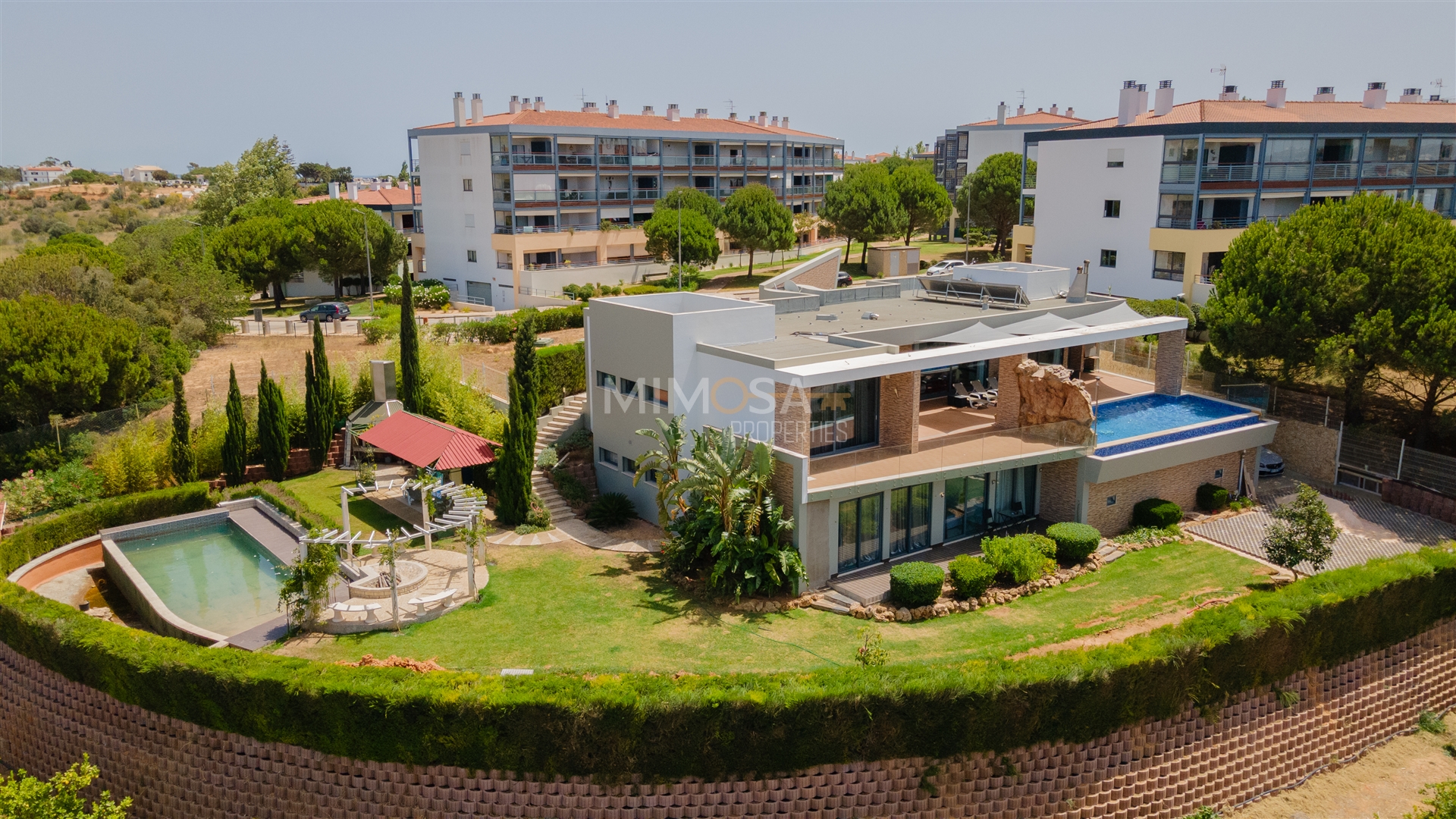 House in Meia Praia - Image 3