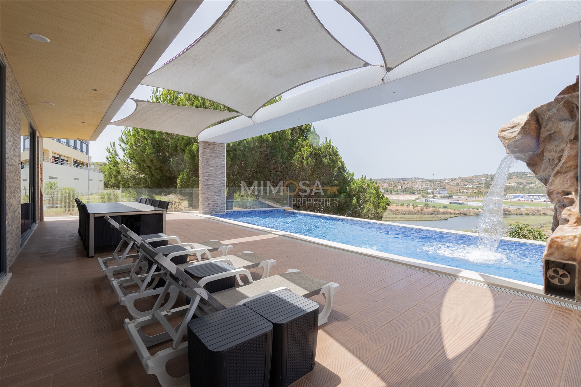 House in Meia Praia - Image 5