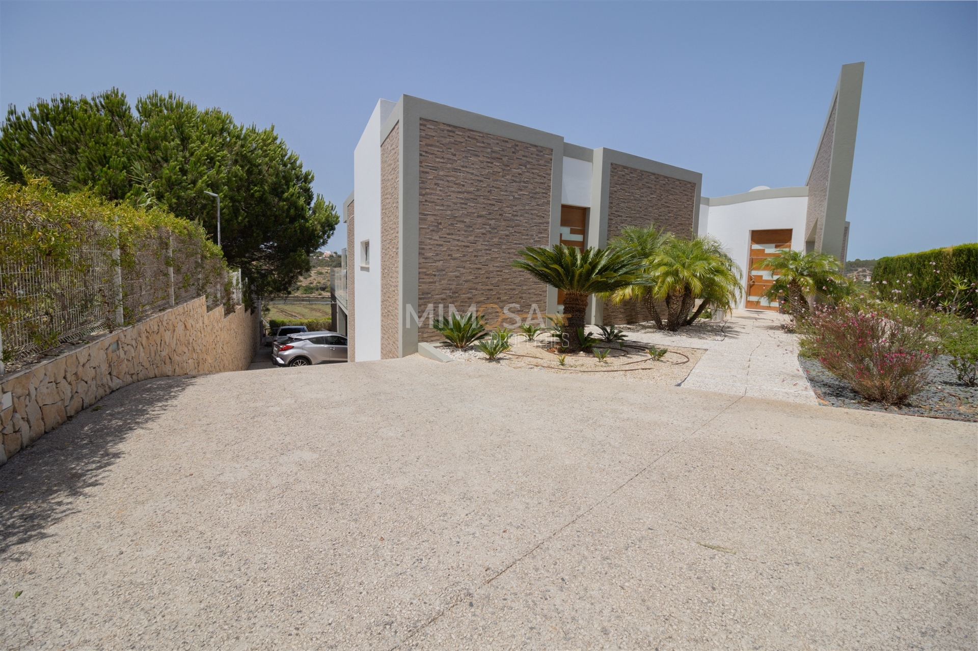 House in Meia Praia - Image 2