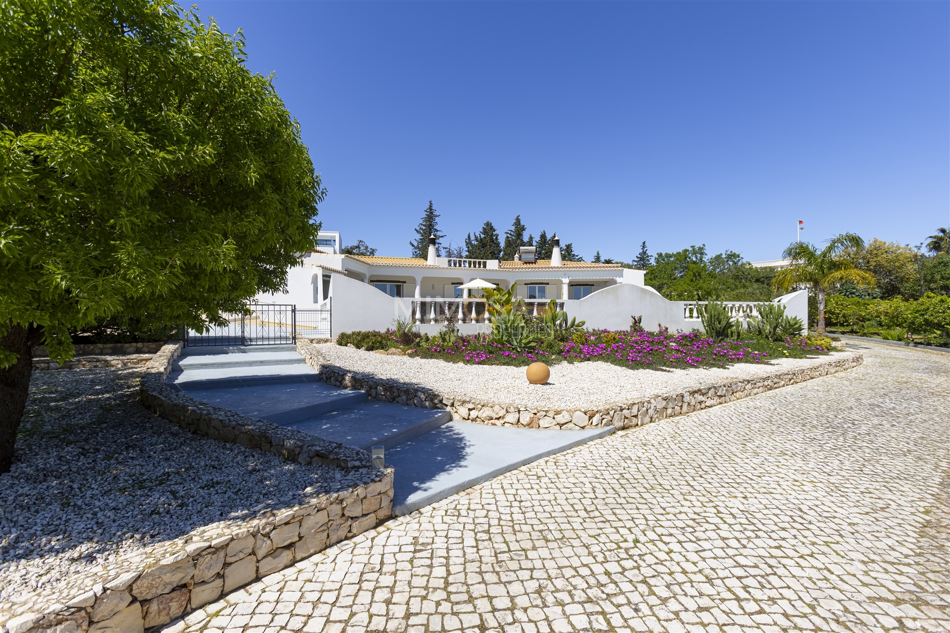 Villa in Penina - Image 3