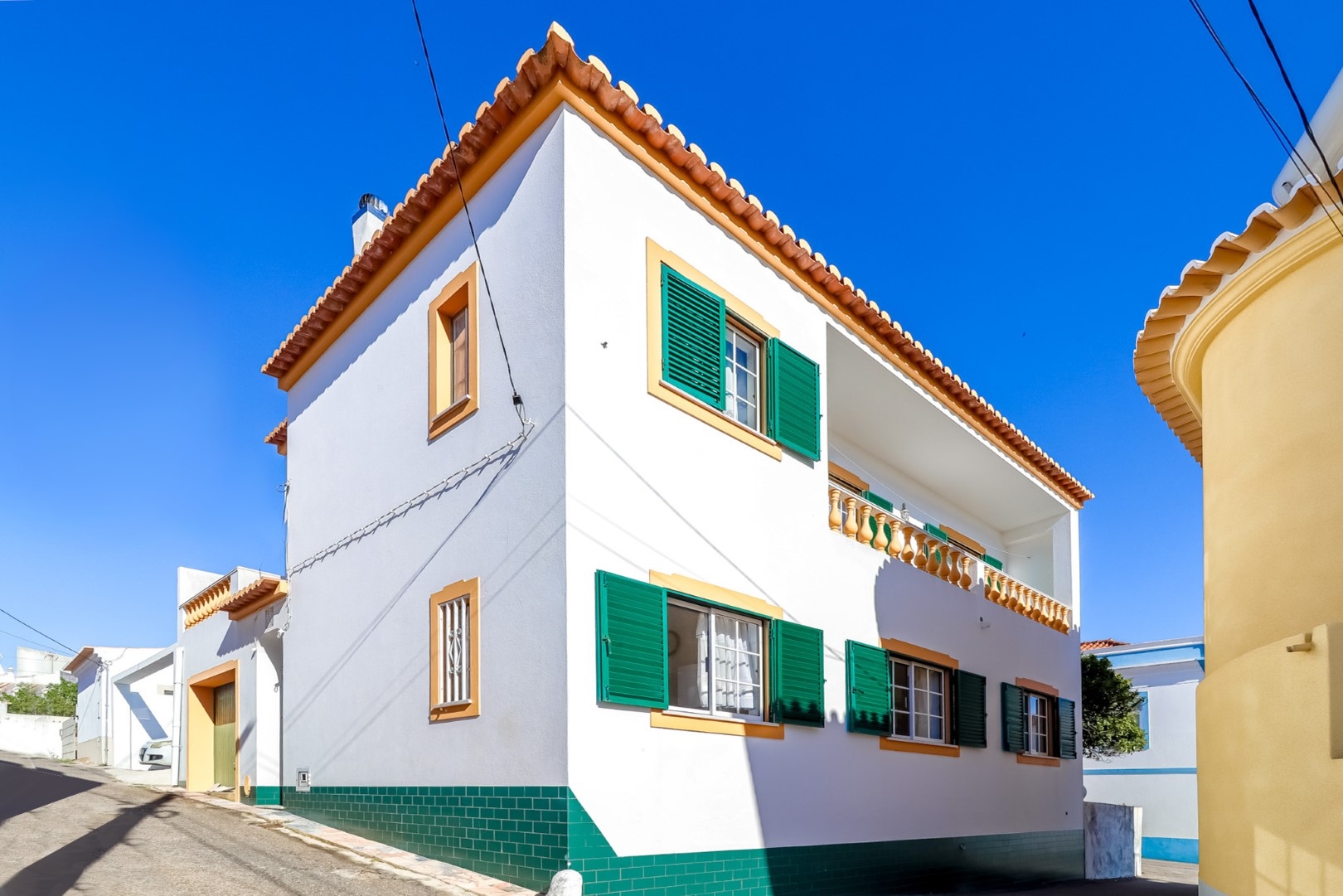 House in Espiche - view 1